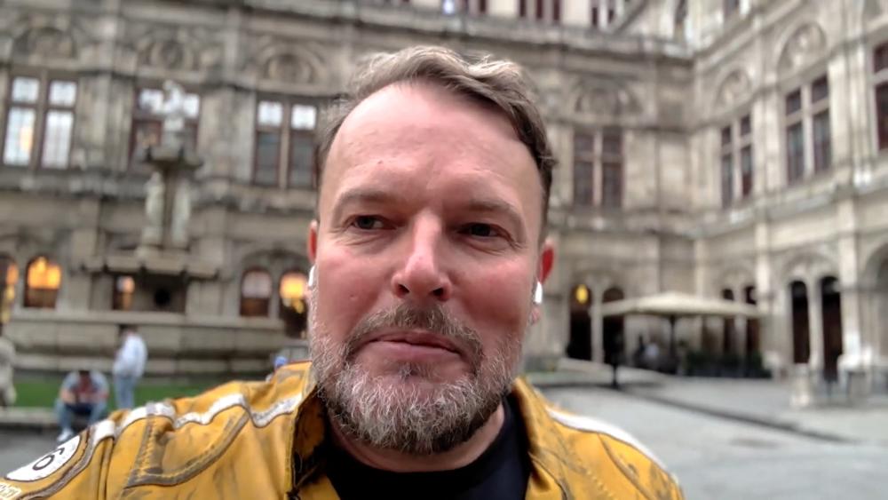 Tomasz Konieczny zaprasza na Festiwal Kompozytorów Polskich sprzed siedziby Staatsoper Wien.
