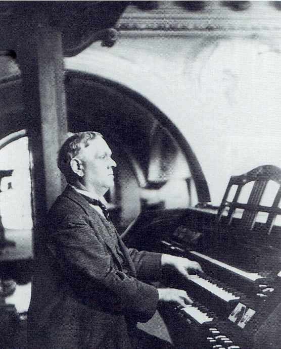 Viktor Clariss Czajanek, kompozytor i organista w starszym wieku, wykonuje utwór na organach w kościele